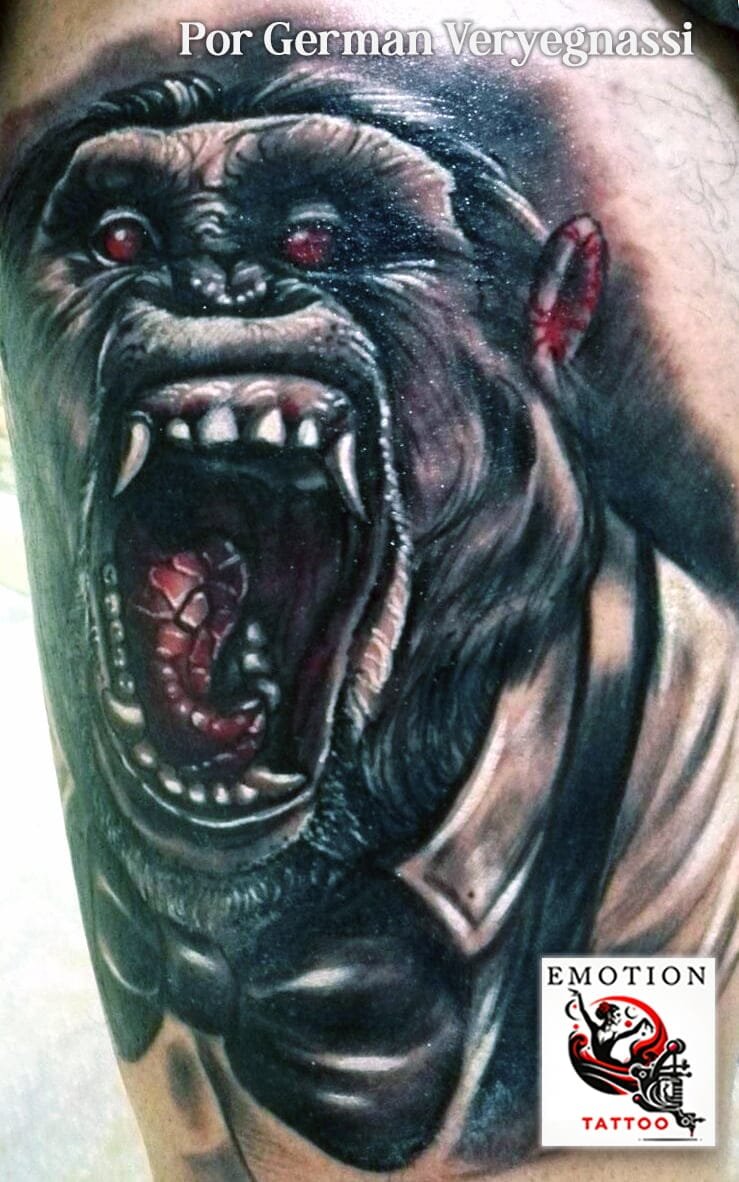 El arte del tatuaje tiene el poder de transformar la piel en un lienzo vivo, y la obra "Oídos que no ven, Ojos que no escuchan" de German Veryegnassi es una representación impactante de esta afirmación. Esta pieza única captura la intensidad y la ferocidad del instinto animal a través de la representación realista de un rostro simiesco, iluminado con ojos penetrantes que parecen atravesar el alma. La técnica de sombreado en negro y gris demuestra una habilidad magistral, creando una textura y profundidad que da vida al diseño. Con una expresión que evoca los proverbios clásicos sobre la percepción y la sabiduría, este tatuaje no es solo un tributo a la forma física, sino también un comentario sobre la condición humana y nuestra comprensión del mundo. Es una pieza que seguramente generará conversación y admiración, perfecta para aquellos que buscan una obra de arte que vaya más allá de lo estético y se adentre en el reino del simbolismo y la reflexión profunda.