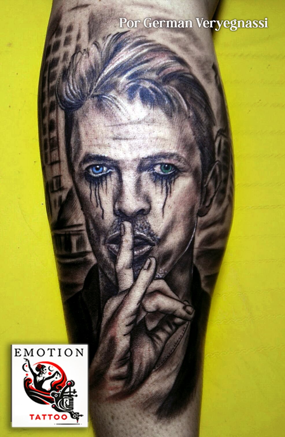 Descubre la intensidad de "Mirada Icónica: Homenaje a David Bowie", una obra maestra de tatuaje realizada por la destreza artística de Germán Veryegnassi. Este retrato en tinta, que adorna la piel como una galería móvil, capta la esencia enigmática de Bowie, con sus ojos penetrantes y la emblemática postura que invita al silencio. Las lágrimas en azul añaden una dimensión de profundidad emocional, recordando el impacto duradero de Bowie en la música y el arte. Cada línea y sombra está ejecutada con precisión, ofreciendo un tributo visual que resuena con fans y admiradores del ícono cultural. Este tatuaje no es solo una expresión de admiración, sino también una pieza de conversación que trasciende el tiempo, al igual que el legado de Bowie.