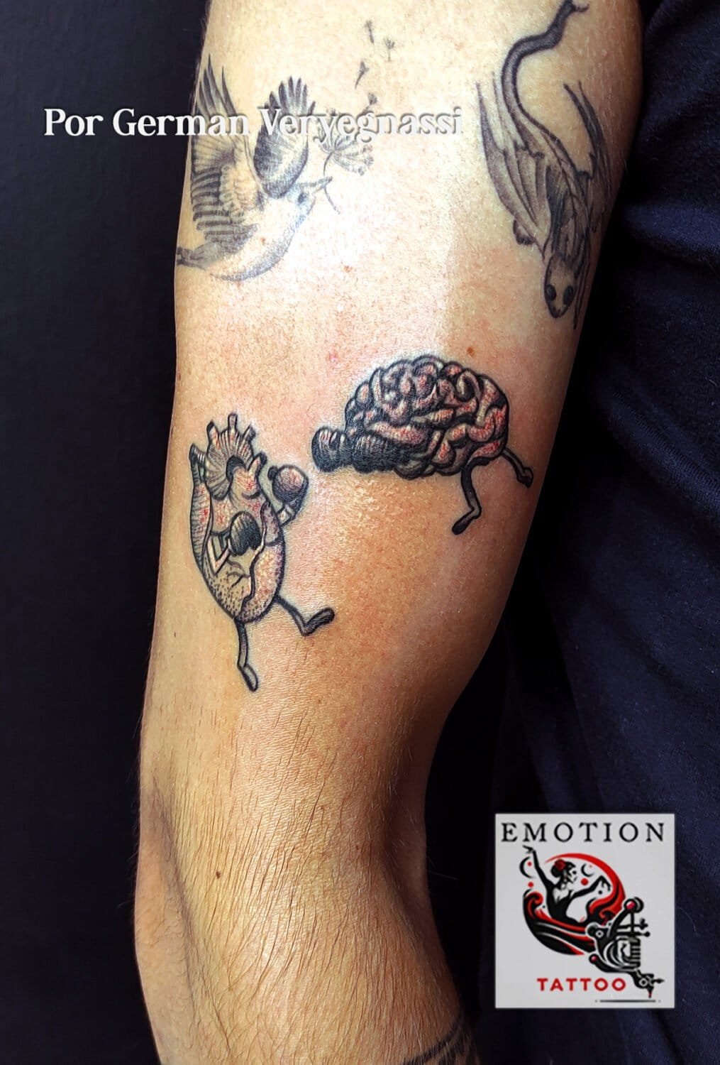 Este intrigante tatuaje, diseñado por Germán Veryegnassi, encapsula la eterna lucha entre la lógica y la emoción, representada a través de una imagen minimalista de un corazón y un cerebro en contienda. La representación es directa y poderosa: el corazón y el cerebro con brazos y piernas listos para el enfrentamiento, simbolizando la compleja danza de pensamientos y sentimientos que todos experimentamos. Los detalles finos y el contraste en la textura entre los dos órganos reflejan el contraste entre sentir y pensar, una dualidad que define la condición humana. Esta obra no solo es un tatuaje; es una reflexión visual sobre el equilibrio entre la razón y la pasión.