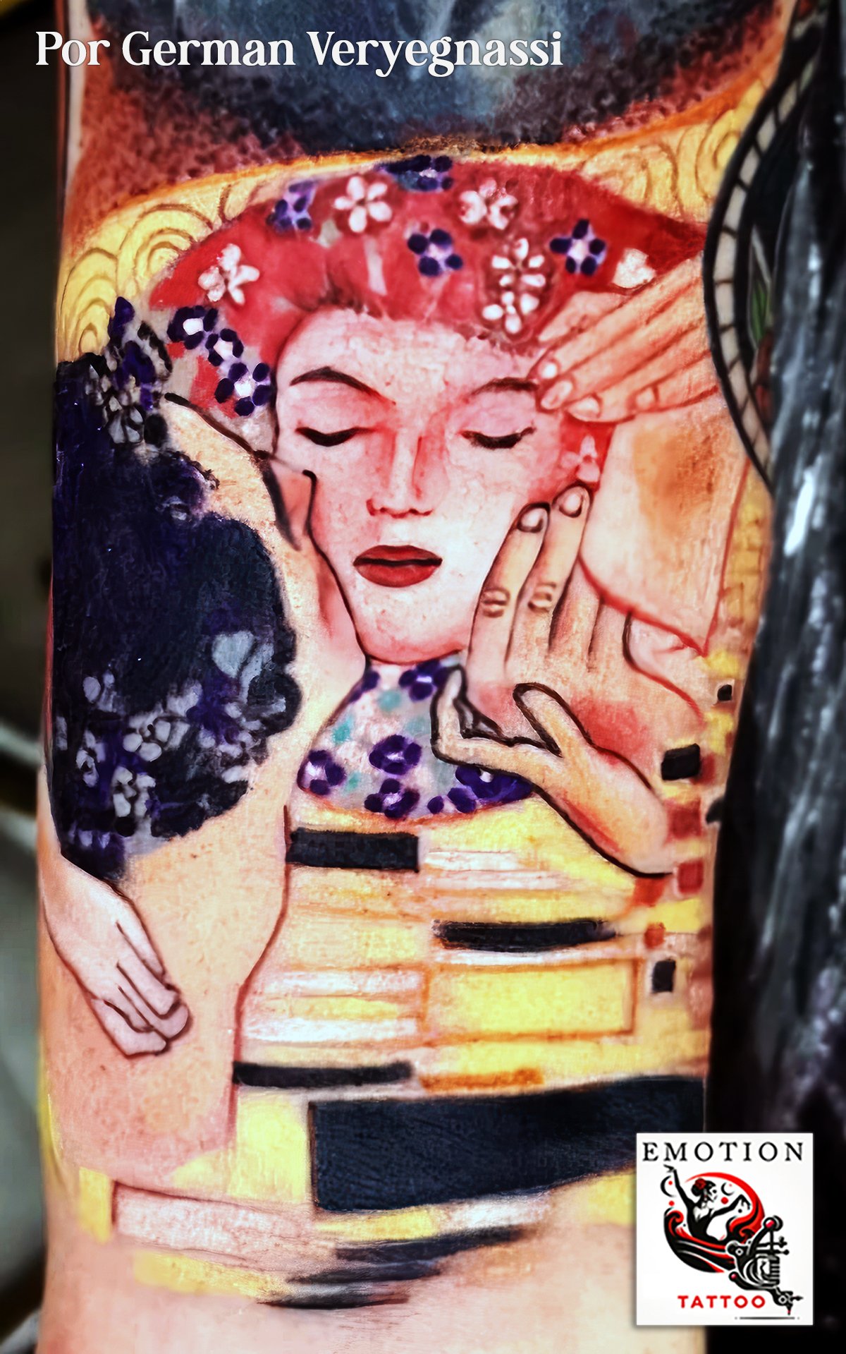 Este tatuaje, una interpretación de la icónica obra de Gustav Klimt, es una fusión de arte y emoción plasmada por Germán Veryegnassi. La imagen captura la esencia del estilo distintivo de Klimt, con su uso de colores vibrantes y texturas ornamentadas. El rostro en reposo, adornado con flores y rodeado por un halo de tonos dorados y patrones intrincados, evoca la belleza y la tranquilidad. Este tatuaje es un tributo al arte modernista y un reflejo del profundo respeto de Germán por la historia del arte, ofreciendo una pieza que no solo es visualmente deslumbrante, sino que también porta un significado más profundo y una conexión con la rica tradición artística.