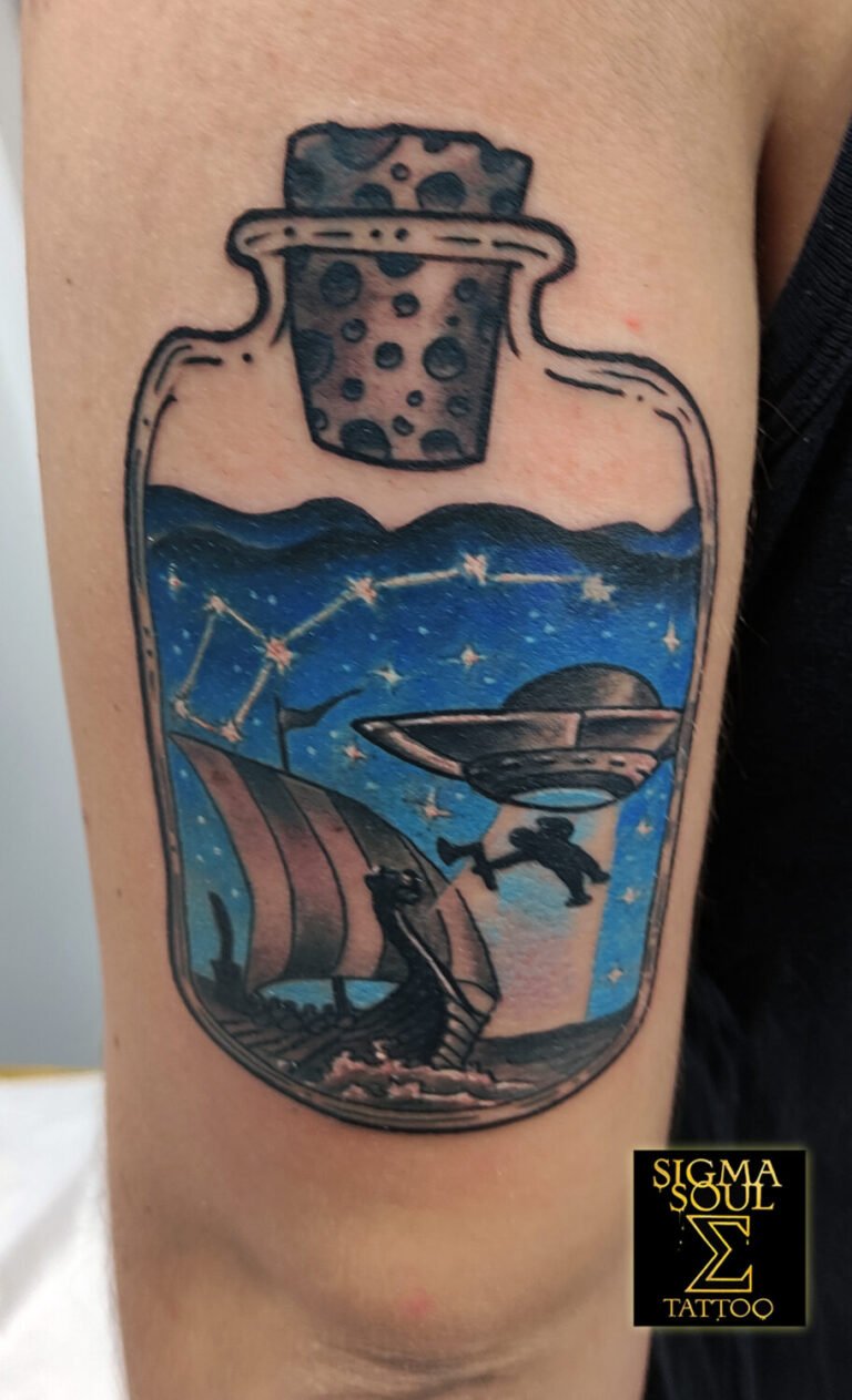 tatuaje a color neotradicional vikingo y aliens en botella