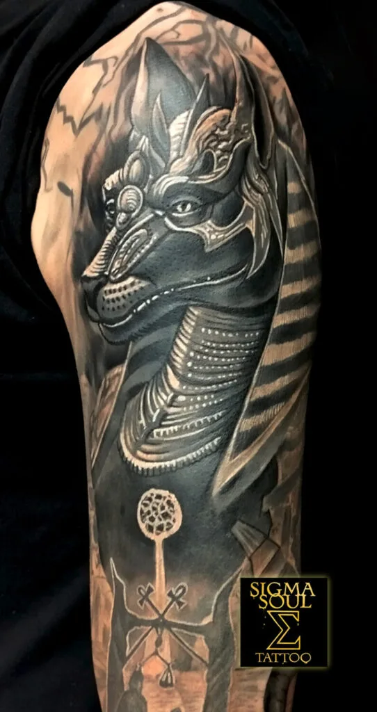 tatuaje de anubis estudio de tatuajes en carmona sevilla