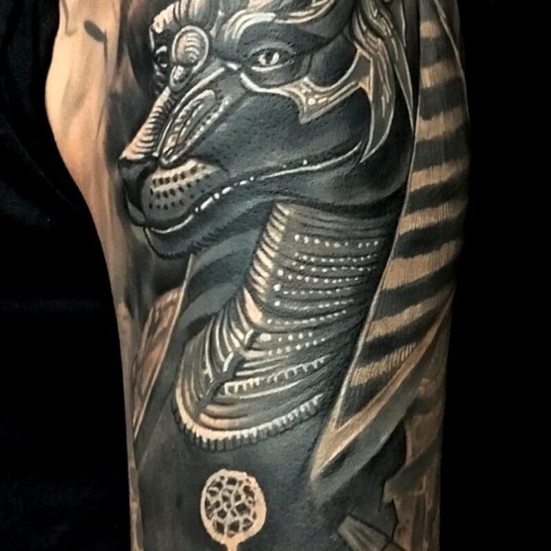 tatuaje de anubis estudio de tatuajes en carmona sevilla