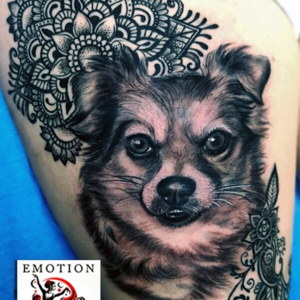 tatuaje muslo retrato perro con mandalas