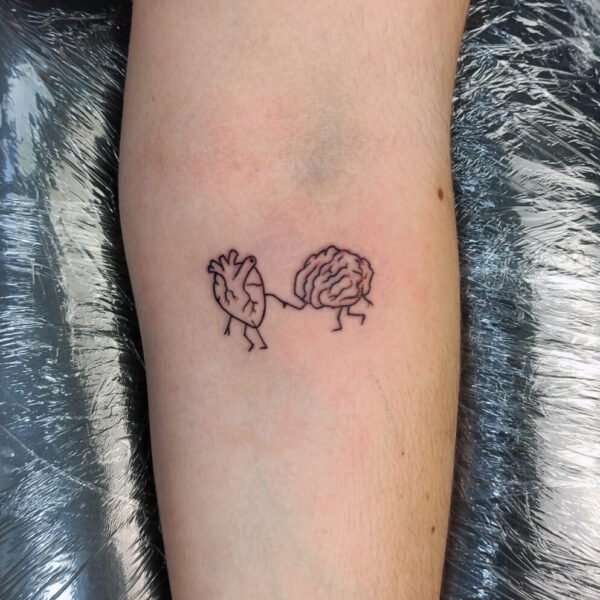 tatuaje pequeño cerebtro corazon